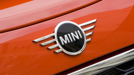 эмблема MINI